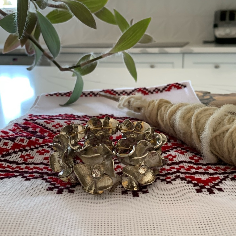 Pretty expandable silver tone flower bracelet with rhinestone centres. EUC.